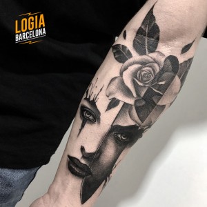 tatuaje_brazo_cuchillo_retrato_Logia_Barcelona_Jas